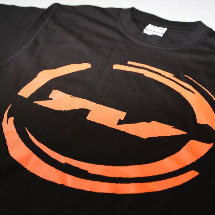 ORANGE TWIRLED AV LOGO BLACK T-SHIRT